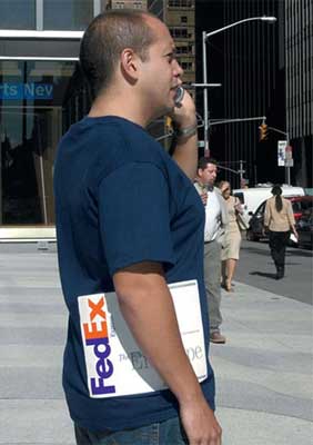 Fedexの錯覚Tシャツ実演