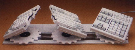 ばらばらになってグルグル回るキーボード