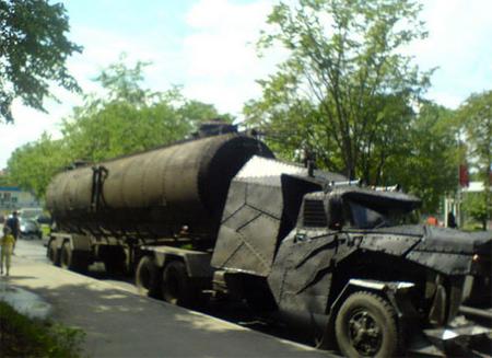 軍事車両のような全体像